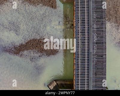 Elmira, NY, USA - 03-02-2024 - Luftbild der Eisenbahnbrücke in der Stadt Elmira, NY, ganzjährige Aktivität. Stockfoto