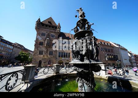 Deutschland, Bayern, Mittelfranken, Nürnberg, Lorenzer Altstadt, Lorenzer Platz, Tugendbrunnen, dahinter Nassauer Haus Stockfoto