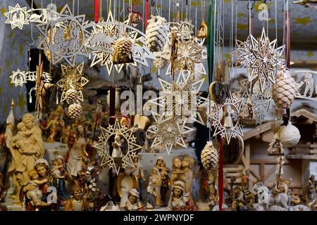 Deutschland, Bayern, Oberbayern, Altötting, Kapellplatz, Weihnachten, Weihnachtsmarkt, Marktstand, Kunsthandwerk, Holzsterne, Figuren, Tannenzapfen Stockfoto