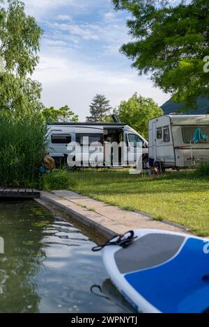 Campingausflug zum Kalterer See in Südtirol, Italien Stockfoto