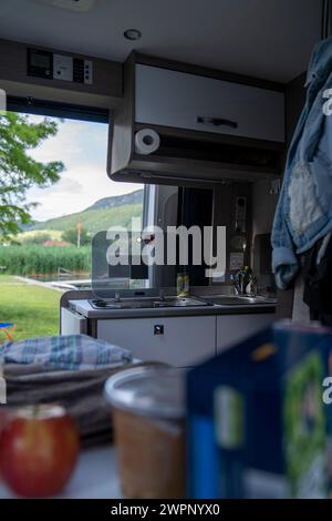 Campingausflug zum Kalterer See in Südtirol, Italien Stockfoto