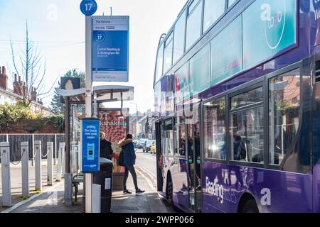 Leute gehen an Bord der Nr. 17 Bus von Tilehurst nach Central Reading an der Bushaltestelle vor dem Victoria Pub. Stockfoto