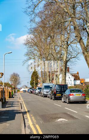 Autos parkten an der Armour Road in Tilehurst, Reading, Großbritannien Stockfoto