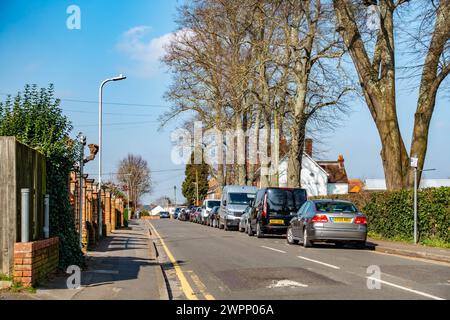 Autos parkten an der Armour Road in Tilehurst, Reading, Großbritannien Stockfoto