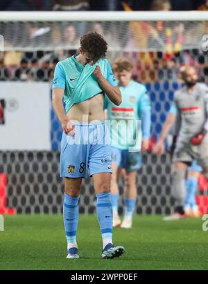 Mechelen, Belgien. März 2024. Nikolas Madsen von Westerlo scheint während eines Fußballspiels zwischen KV Mechelen und KVC Westerlo am Freitag, den 08. März 2024 in Mechelen, am 29. Tag der Saison 2023-2024 der ersten Liga der „Jupiler Pro League“ der belgischen Meisterschaft niedergeschlagen zu sein. BELGA PHOTO VIRGINIE LEFOUR Credit: Belga News Agency/Alamy Live News Stockfoto