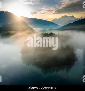 Hintersee in Bayern bei Sonnenaufgang mit Nebel in Deutschland Naturschauspiel Nachhaltigkeit Stockfoto