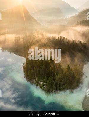 Hintersee in Bayern bei Sonnenaufgang mit Nebel in Deutschland Naturschauspiel Nachhaltigkeit Stockfoto