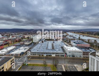 Elmira, NY, USA - 03-02-2024 - Luftbild der Stadt Elmira, NY, ganzjährige Aktivität. Stockfoto