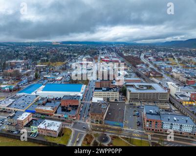 Elmira, NY, USA - 03-02-2024 - Luftbild des bewölkten Winters der Innenstadt in der Stadt Elmira, NY, ganzjährig Aktivität. Stockfoto