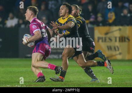 Wigan, Großbritannien. März 2024. Liam Horne versucht, ein Tackle*** während des Spiels der Betfred Super League zwischen Wigan Warriors und Castleford Tigers im DW Stadium in Wigan, England am 15. September 2023 zu nehmen. Foto von Simon Hall. Nur redaktionelle Verwendung, Lizenz für kommerzielle Nutzung erforderlich. Keine Verwendung bei Wetten, Spielen oder Publikationen eines einzelnen Clubs/einer Liga/eines Spielers. Quelle: UK Sports Pics Ltd/Alamy Live News Stockfoto