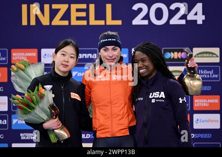 Inzell, Deutschland. März 2024. Skaten: Sprint-Weltmeisterschaften – Preisverleihung Frauen 500 Meter Sprint. Min-Sun Kim aus Korea (l-r), 2. Platz; Femke Kok aus den Niederlanden, 1. Platz, und Erin Jackson aus den USA, 3. Platz. Quelle: Peter Kneffel/dpa/Alamy Live News Stockfoto