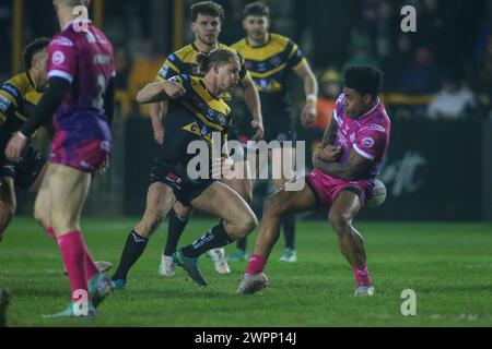 Wigan, Großbritannien. März 2024. Jacob Miller kämpft gegen Huddersfields Kevin Naquama*** während des Spiels der Betfred Super League zwischen Wigan Warriors und Castleford Tigers am 15. September 2023 im DW Stadium in Wigan, England. Foto von Simon Hall. Nur redaktionelle Verwendung, Lizenz für kommerzielle Nutzung erforderlich. Keine Verwendung bei Wetten, Spielen oder Publikationen eines einzelnen Clubs/einer Liga/eines Spielers. Quelle: UK Sports Pics Ltd/Alamy Live News Stockfoto