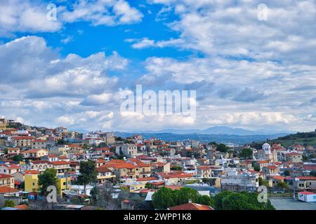 Blick auf die Stadt Pachna, am Fuße des Troodos-Gebirges, Bezirk Limassol, Zypern. Im Hintergrund Mount Olymp. Stockfoto