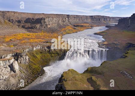 Das Wasser von Joekulsa ist eine Fjoellum-Kaskade über Basaltgestein in Hafragilsfoss im Nordosten Islands. Stockfoto