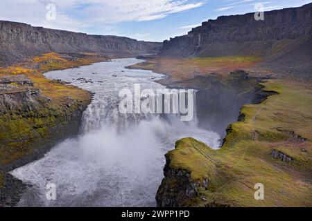 Das Wasser von Joekulsa ist eine Fjoellum-Kaskade über Basaltgestein in Hafragilsfoss im Nordosten Islands. Stockfoto