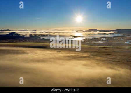 Morgennebel über dem See Myvatn Stockfoto
