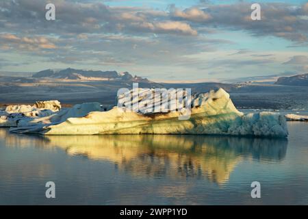 Blick über den Joekulsarlon-See auf den Breidamerkurjoekull-Gletscher und die Felswände von Mavabyggdir. Stockfoto