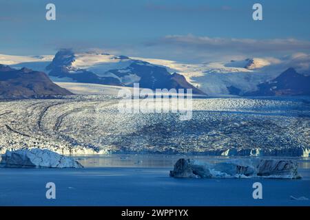 Blick über den Joekulsarlon-See auf den Breidamerkurjoekull-Gletscher und die Berge von Esjufjoell. Stockfoto