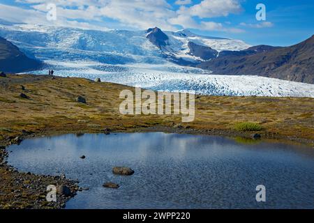 Kleiner See im Endmoränenfeld von Fjallsjoekull. Blick auf die Gipfel von Oeraifajoekull Stockfoto