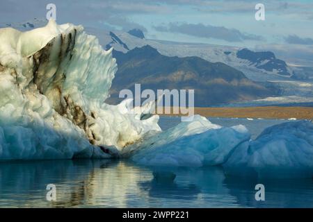 Eisberge auf dem Gletschersee Joekulsarlon vor dem Vulkanmassiv Oeraifajoekull. Stockfoto