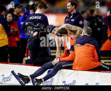 INZELL - Jenning de Boo (NED) wird von Kjeld NUIs (NED) angesprochen, nachdem er bei den zweiten 1000-Meter-Männern bei den Weltmeisterschaften im Sprint-Skating in der Max-Aicher-Arena in Inzell Silber gewonnen hatte. ANP VINCENT JANNINK Stockfoto