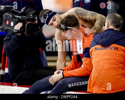 INZELL - Jenning de Boo (NED) wird von Kjeld NUIs (NED) angesprochen, nachdem er bei den zweiten 1000-Meter-Männern bei den Weltmeisterschaften im Sprint-Skating in der Max-Aicher-Arena in Inzell Silber gewonnen hatte. ANP VINCENT JANNINK Stockfoto