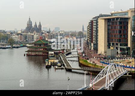 AMSTERDAM, NIEDERLANDE - 8. NOVEMBER 2013: Stadtbild und berühmtes Sea Palace Restaurant im Zentrum von Amsterdam, Niederlande Stockfoto