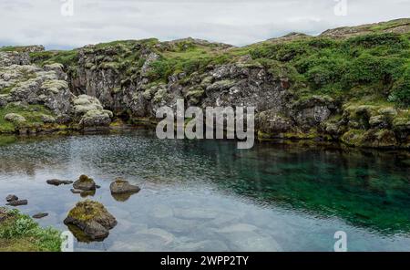 Kleiner azurblauer Peningagja See in der Nähe der Thingvellir Kirche in Island Stockfoto