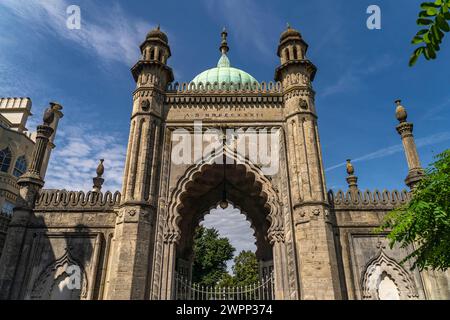 Nördlicher Eingang zum Royal Pavilion im Badeort Brighton, England, Großbritannien, Europa Stockfoto