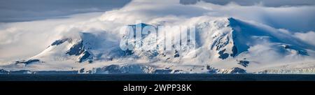 Berge bedeckt von Gletschern, ein Panoramablick auf die Elefanteninsel vor der Küste der Antarktis. Stockfoto