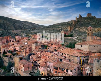 Blick auf Albarracin mit seinen Mauern in Teruel, Spanien. Stockfoto