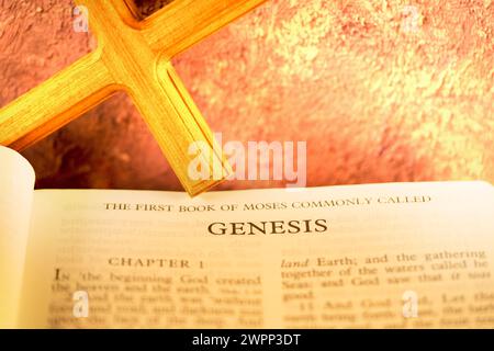 Open Holybile Book Index das erste Buch von Moses, das allgemein Genesis für Hintergrund genannt wird Stockfoto