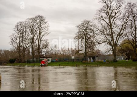 4. März 2024, Überschwemmung in Wallingford, Oxfordshire – die Themse ist übergelaufen und in den Fluss übergelaufen. Stockfoto