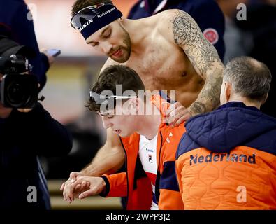 INZELL - Jenning de Boo (NED) wird von Kjeld NUIs (NED) angesprochen, nachdem er bei den zweiten 1000-Meter-Männern bei den Weltmeisterschaften im Sprint-Skating in der Max-Aicher-Arena in Inzell Silber gewonnen hatte. ANP VINCENT JANNINK Stockfoto