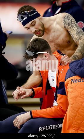 INZELL - Jenning de Boo (NED) wird von Kjeld NUIs (NED) angesprochen, nachdem er bei den zweiten 1000-Meter-Männern bei den Weltmeisterschaften im Sprint-Skating in der Max-Aicher-Arena in Inzell Silber gewonnen hatte. ANP VINCENT JANNINK Stockfoto