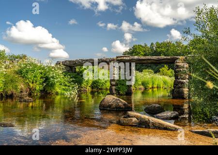 Die mittelalterliche Steinplattenbrücke Clapper Bridge in Postbridge, Dartmoor, Devon, England, Großbritannien, Europa Stockfoto