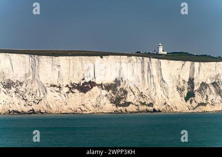 Die Kreidefelsen von Dover und der South Foreland Lighthouse am Ärmelkanal in der Nähe von Dover, Kent, England, Großbritannien, Europa Stockfoto