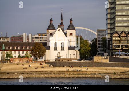 Die orthodoxe Kirche der alten St. Heribert und das Rheinufer, Köln, Nordrhein-Westfalen, Deutschland Stockfoto