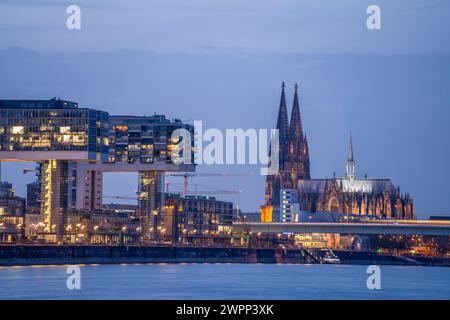 Die Kranhäuser am Rhein und am Kölner Dom in der Abenddämmerung, Köln, Nordrhein-Westfalen Stockfoto
