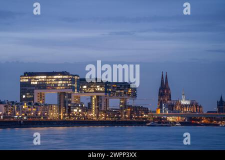 Die Kranhäuser am Rhein und am Kölner Dom in der Abenddämmerung, Köln, Nordrhein-Westfalen Stockfoto