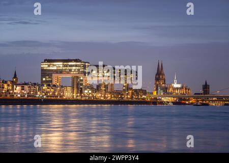 Die Kranhäuser am Rhein und am Kölner Dom in der Abenddämmerung, Köln, Nordrhein-Westfalen Stockfoto