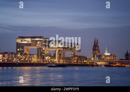 Die Kranhäuser am Rhein und am Kölner Dom in der Abenddämmerung, Köln, Nordrhein-Westfalen Stockfoto