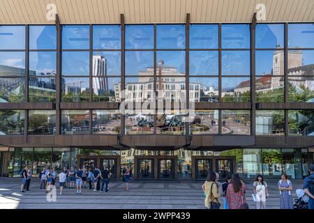 Der Mendebrunnen Brunnen und die Leipziger Oper spiegeln sich in der Fassade des Gewandhauses am Augustusplatz, Leipzig, Sachsen, wider Stockfoto