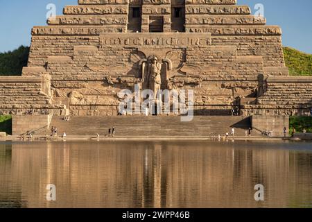 Skulptur SANCT MICHAEL - der Erzengel Michael am Eingang des Völkerschlachtdenkmals in Leipzig, Sachsen Stockfoto