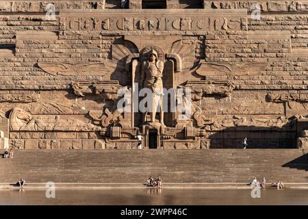 Skulptur SANCT MICHAEL - der Erzengel Michael am Eingang des Völkerschlachtdenkmals in Leipzig, Sachsen Stockfoto