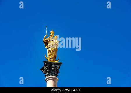 Marienstatue vor blauem Himmel in München, Bayern, Deutschland Stockfoto