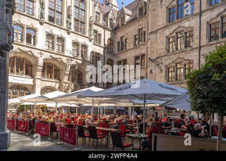 Ratskeller Biergarten im historischen Innenhof des Neuen Rathauses in München, Bayern, Deutschland, Europa Stockfoto