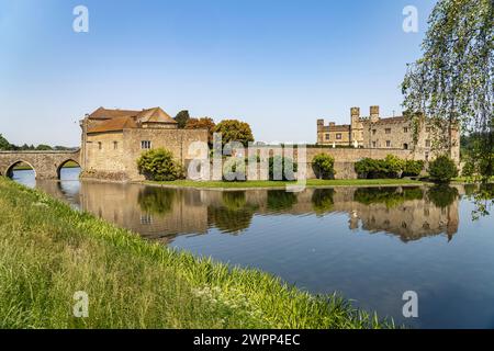 Das Wasserschloss von Leeds Castle bei Maidstone, Kent, England, Großbritannien, Europa Stockfoto