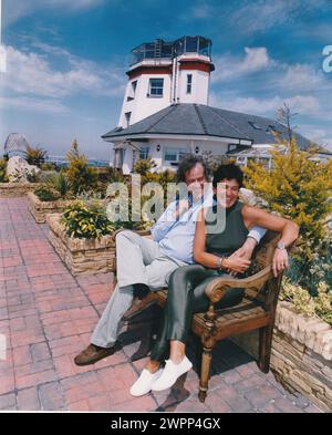 BESITZER VON NO MANS LAND FORT IM SOLENT VOR PORTSMOUTH IAN UND NURIA STUART. BILD MIKE WALKER 1999 Stockfoto