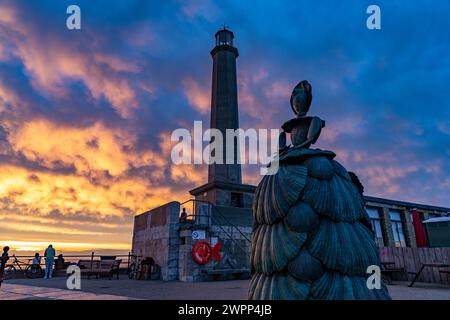 Bronzeskulptur Mrs. Booth die Shell Lady und der Margate Lighthouse bei Sonnenuntergang, Kent, England, Großbritannien, Europa Stockfoto